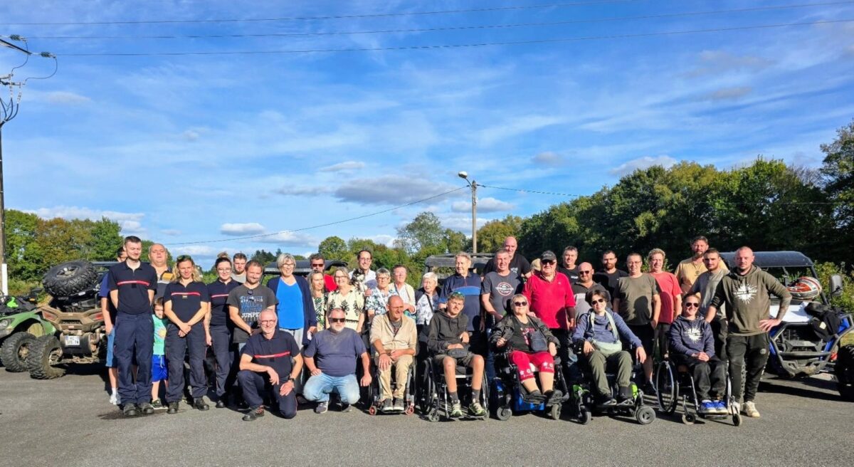 Patients du Centre de Kerpape, membres du Breizh Quad Club et de la troupe Les Trois Coups réunis à Guiscriff