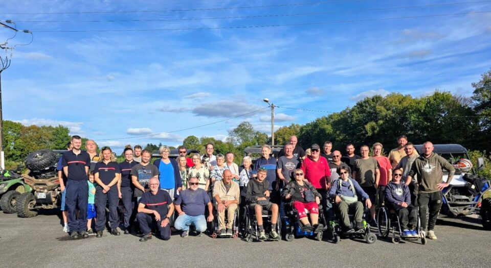 Patients du Centre de Kerpape, membres du Breizh Quad Club et de la troupe Les Trois Coups réunis à Guiscriff