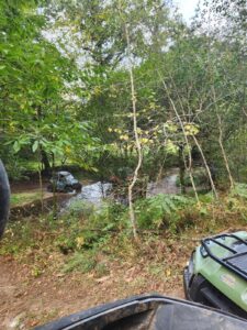 Un buggy traverse un gué en forêt lors de la sortie avec le Breizh Quad Club